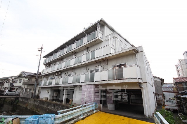 大和高田市栄町のマンションの建物外観