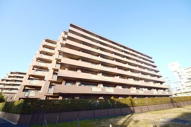 【越谷市南越谷のマンションの建物外観】