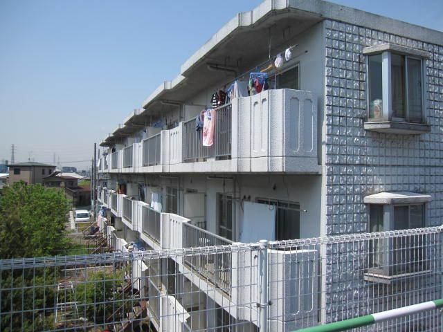 川口市赤井のマンションの建物外観