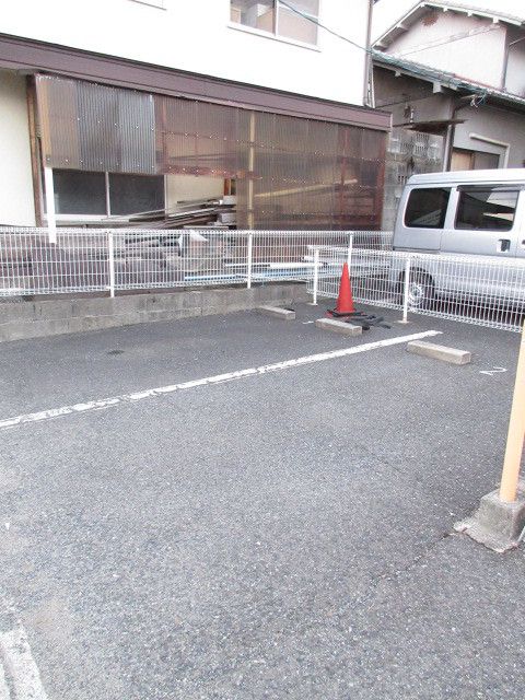 【岡山市中区国富のアパートの駐車場】