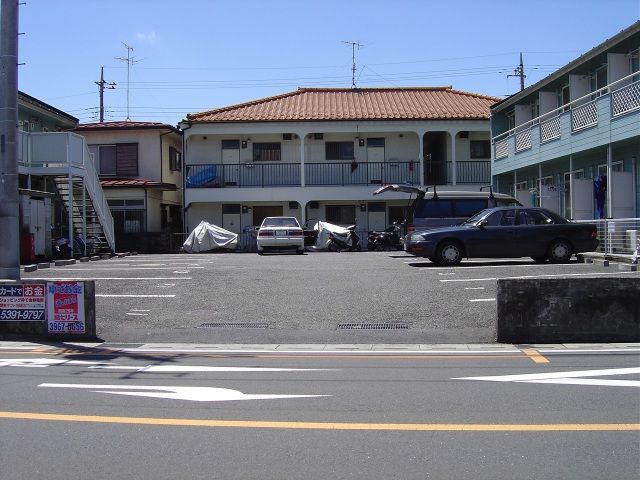 【メゾンドール若狭B棟の駐車場】