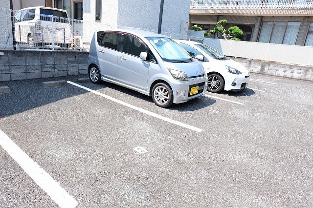 【ジョリヴェールの駐車場】