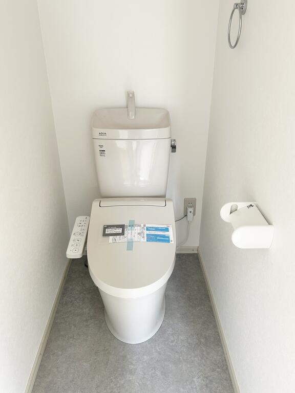 トイレ　温水洗浄便座へ変更　床貼替え済み
