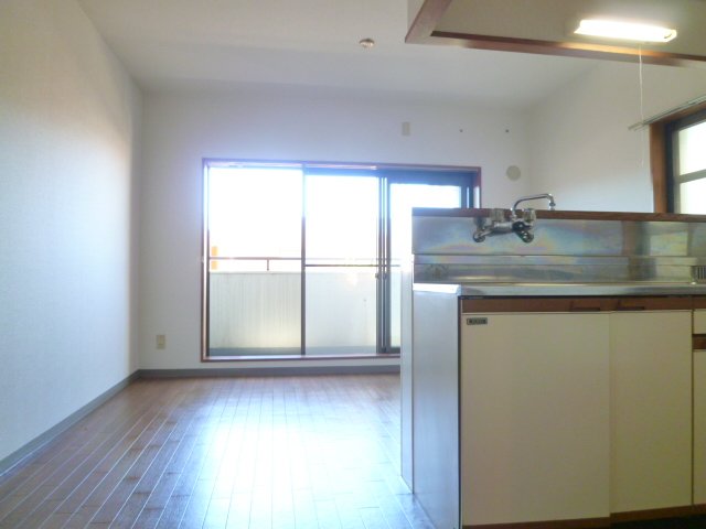 居室・リビング　南西向き２階で陽当り良好のリビングです。エアコン設置可です♪