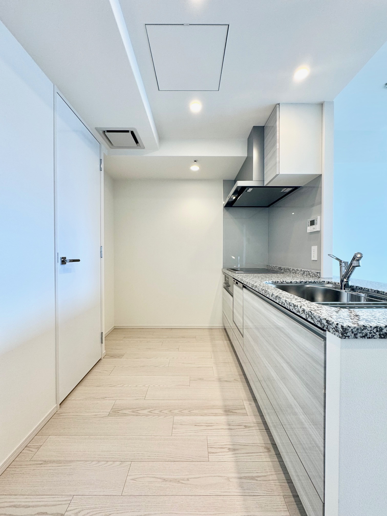 キッチン　キッチン約3.2帖／収納力のある納戸がございます