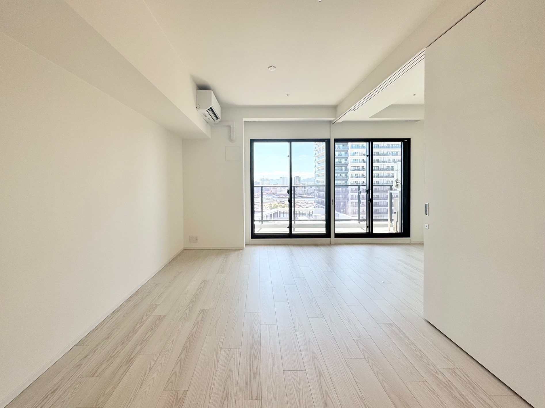 居室・リビング　南西向きの明るい室内／リビング床暖房・エアコンあり