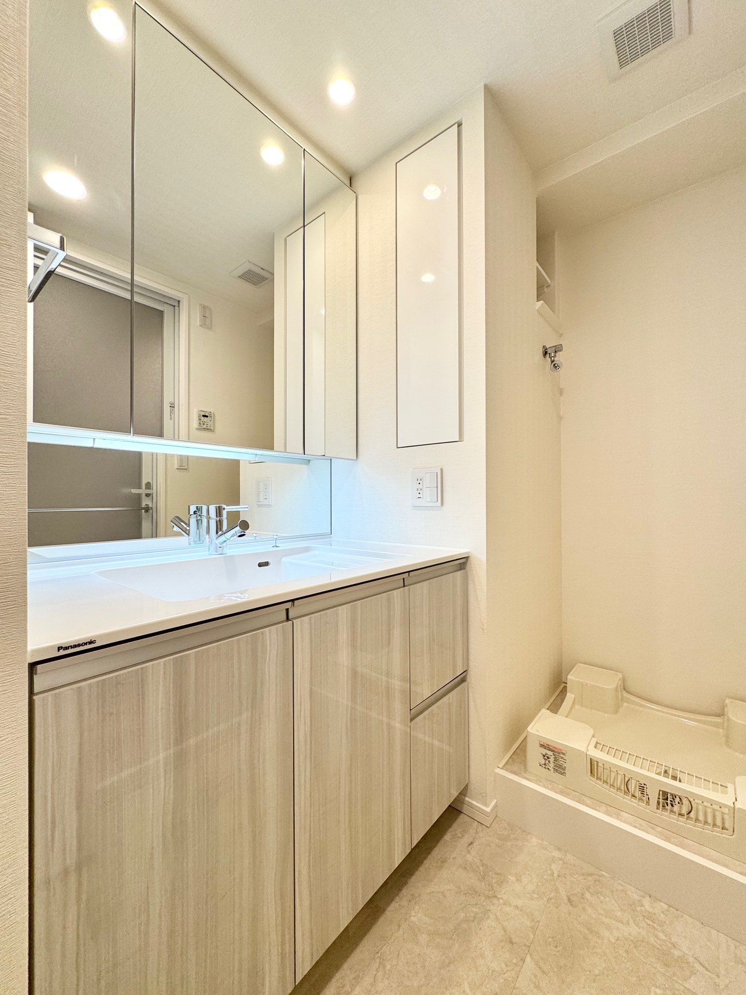 洗面設備　3面鏡洗面化粧台のある洗面室／リネン庫あり