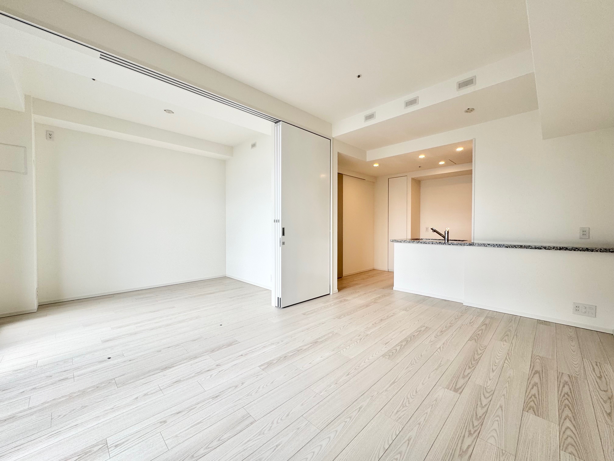 居室・リビング　新築未入居の為、ピカピカの室内♪