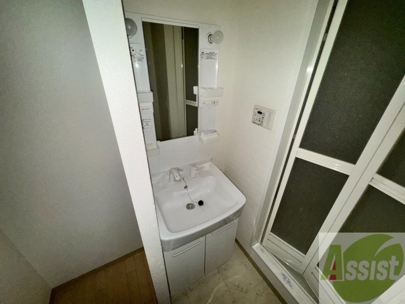 洗面設備　独立洗面台です。大きくてよいですね。シャンプーもできます。