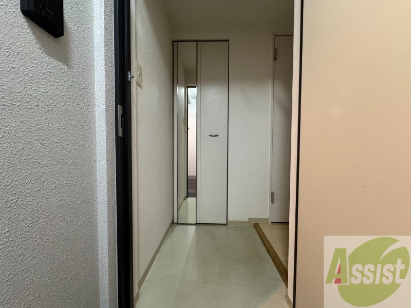 玄関　玄関です。すぐ広いリビングにつながっています。