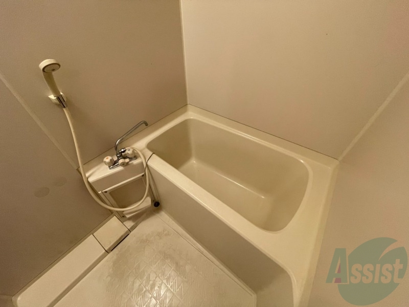 バス・シャワールーム　バスルームは狭すぎず、シャワーも浴びやすそうです。