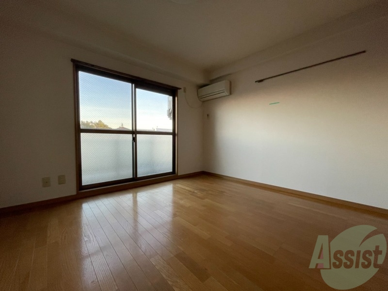 居室・リビング　７帖の洋室です。広々として、きれいですね。