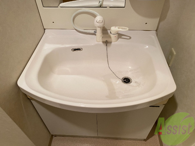 洗面設備　独立洗面台。朝の身支度はここでばっちり決めましょう。