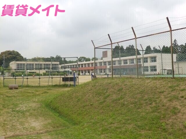 小学校　津市立明小学校（小学校）まで430m