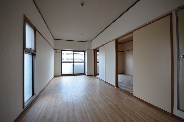 居室・リビング　同物件、別号室のものです。