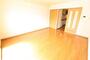 居室・リビング　２　洋室10帖　南東向きで日当たり良好です！