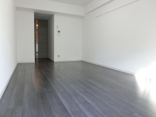 居室・リビング　洋室フローリング。９帖以上の広さ。