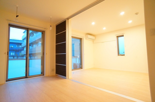 居室・リビング　角部屋・二面採光のお部屋です☆