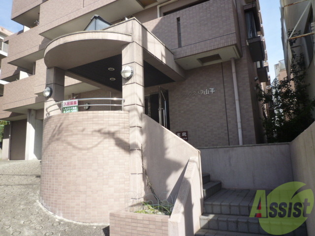 エントランス　入り口もとっても綺麗です。日当たりもいいですね