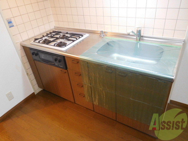 キッチン　３口ガスコンロのシステムキッチンで料理もはかどりますね