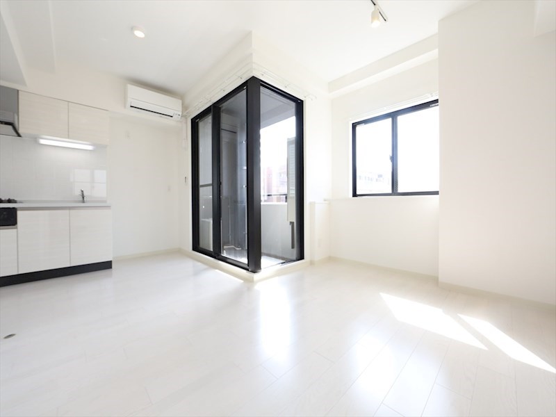 居室・リビング　洋室10.5帖　エアコン完備　バルコニーに面しています