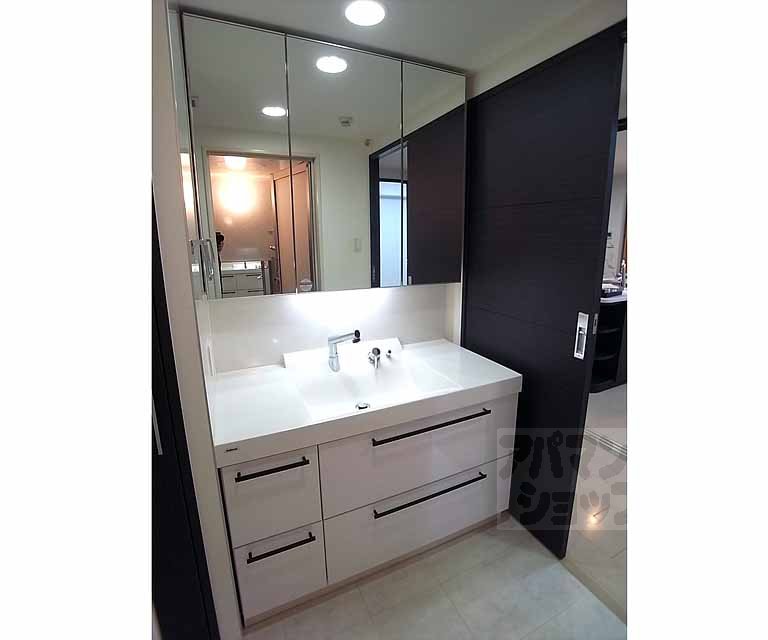 洗面設備　大きな独立洗面台ですね。