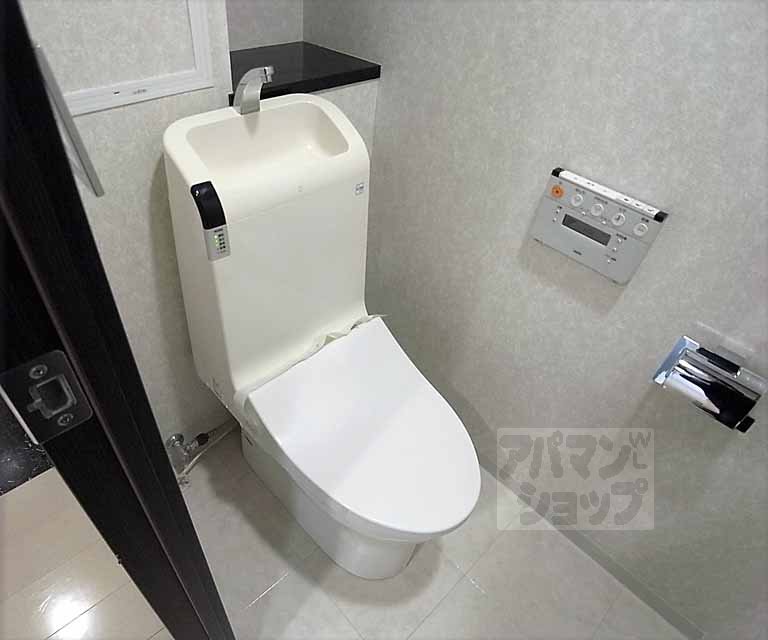 トイレ　もちろんウォシュレット付き。