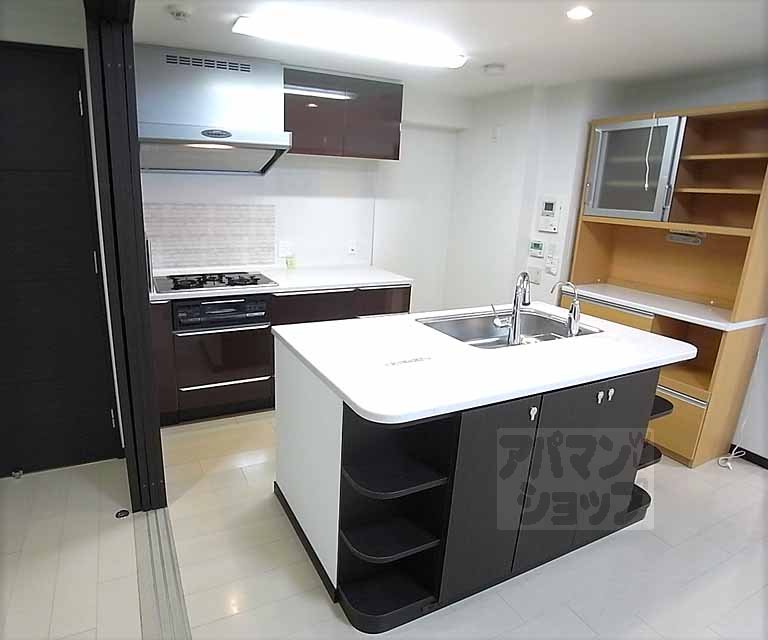 キッチン　大きくて使いやすそうなキッチンですね。