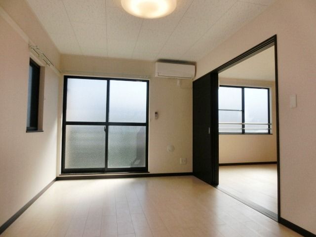 居室・リビング　つなげて広く使えるリビング