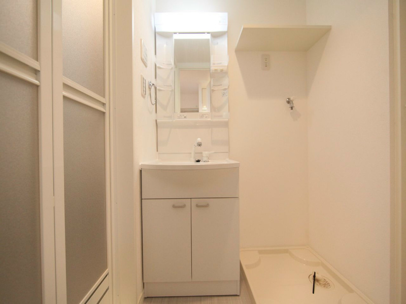 洗面設備　脱衣所　独立洗面台（シャンプードレッサー付）収納スペース有