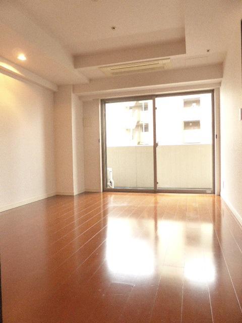 居室・リビング　同マンション反転タイプ参照。