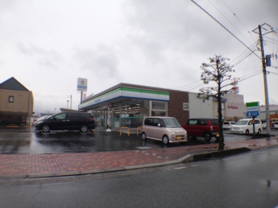 コンビニ　ファミリーマート甲府昭和店（コンビニ）まで220m