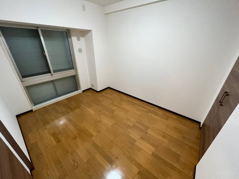 その他部屋・スペース　落ち着いた色調の寝室です