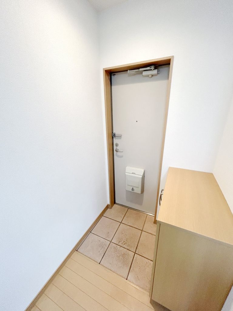 玄関　★靴をしまうだけでなく鞄など荷物も置ける下駄箱です★