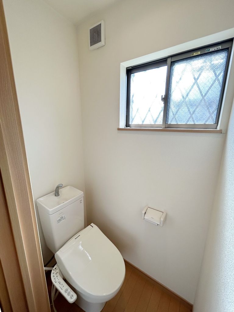 トイレ　★温水洗浄便座付き・換気用の窓もあります★