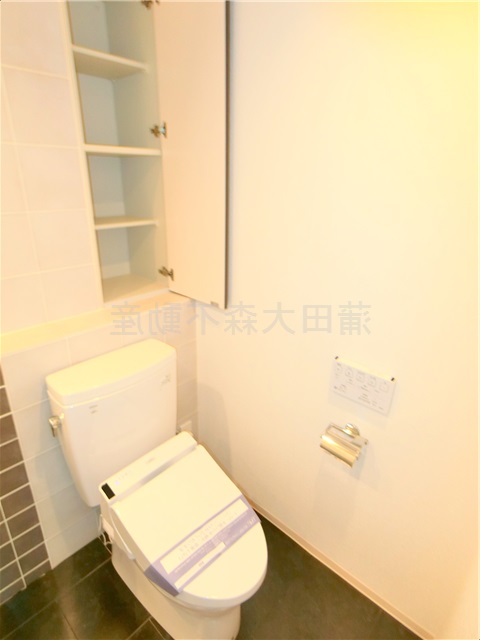 トイレ　棚収納と温水洗浄便座付きのトイレ
