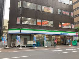 コンビニ　ファミリーマート大田区役所前店（コンビニ）まで79m