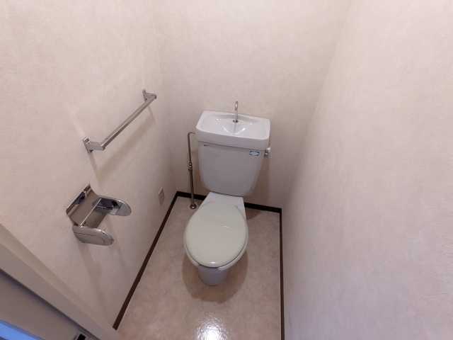 地下鉄長堀鶴見緑地線 門真南駅 徒歩10分 4階建 築32年のトイレ写真