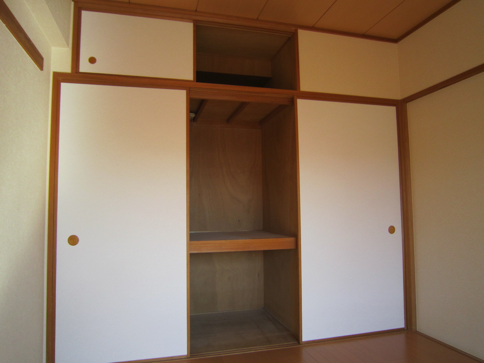 収納　リビング横洋室：押入れ