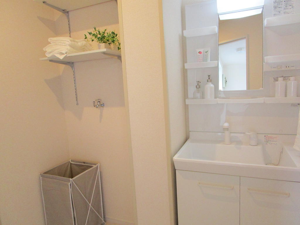 洗面設備　シャンプードレッサーと洗濯機置き場には便利な棚あります