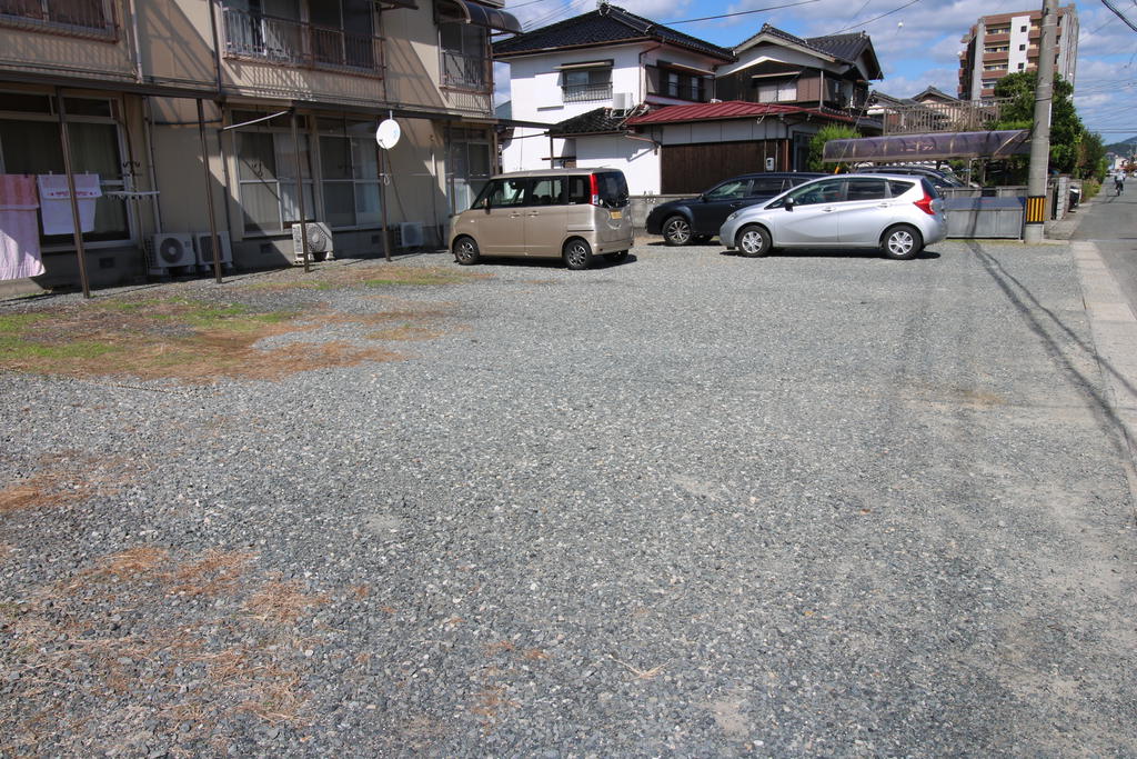 【田園アパートの駐車場】