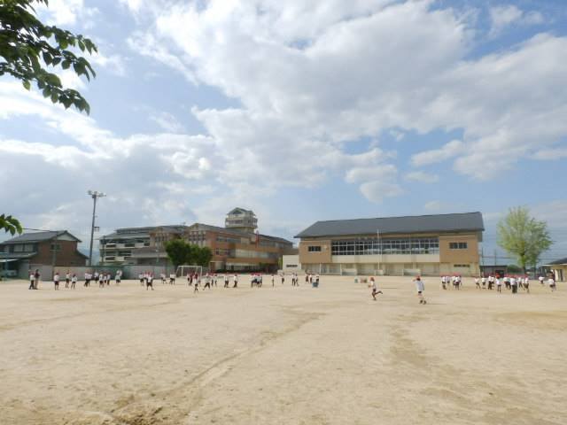 【津市一志町庄村のマンションの小学校】