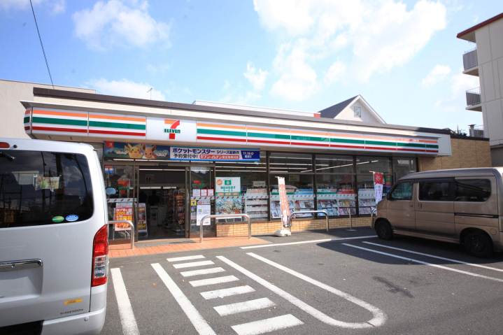 コンビニ　セブンイレブン（コンビニ）まで520m