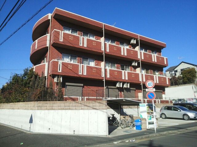 横浜市青葉区鴨志田町のマンションの建物外観
