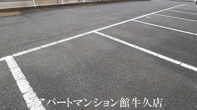 【レオパレスルミエールの駐車場】