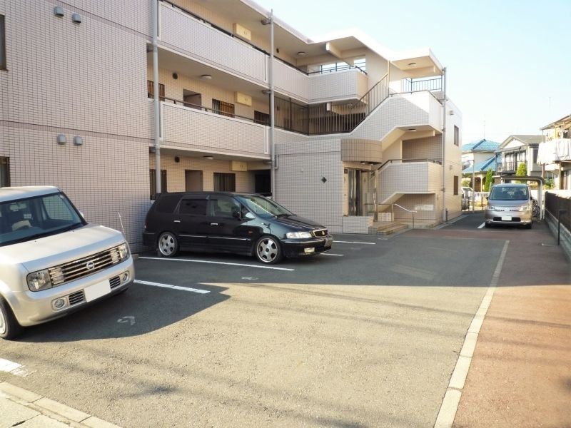 【横浜市泉区中田西のアパートの駐車場】