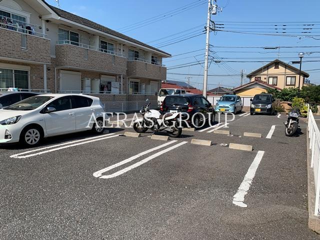 【サンリット ファミーユIの駐車場】