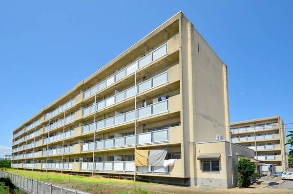 射水市作道のマンションの建物外観