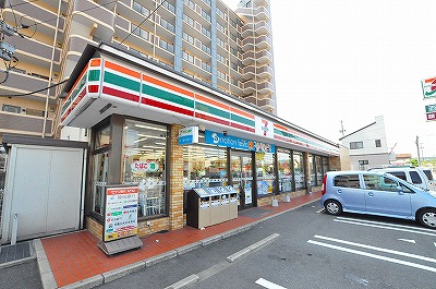 コンビニ　☆セブンイレブン 小倉日明4丁目店（コンビニ）まで215m