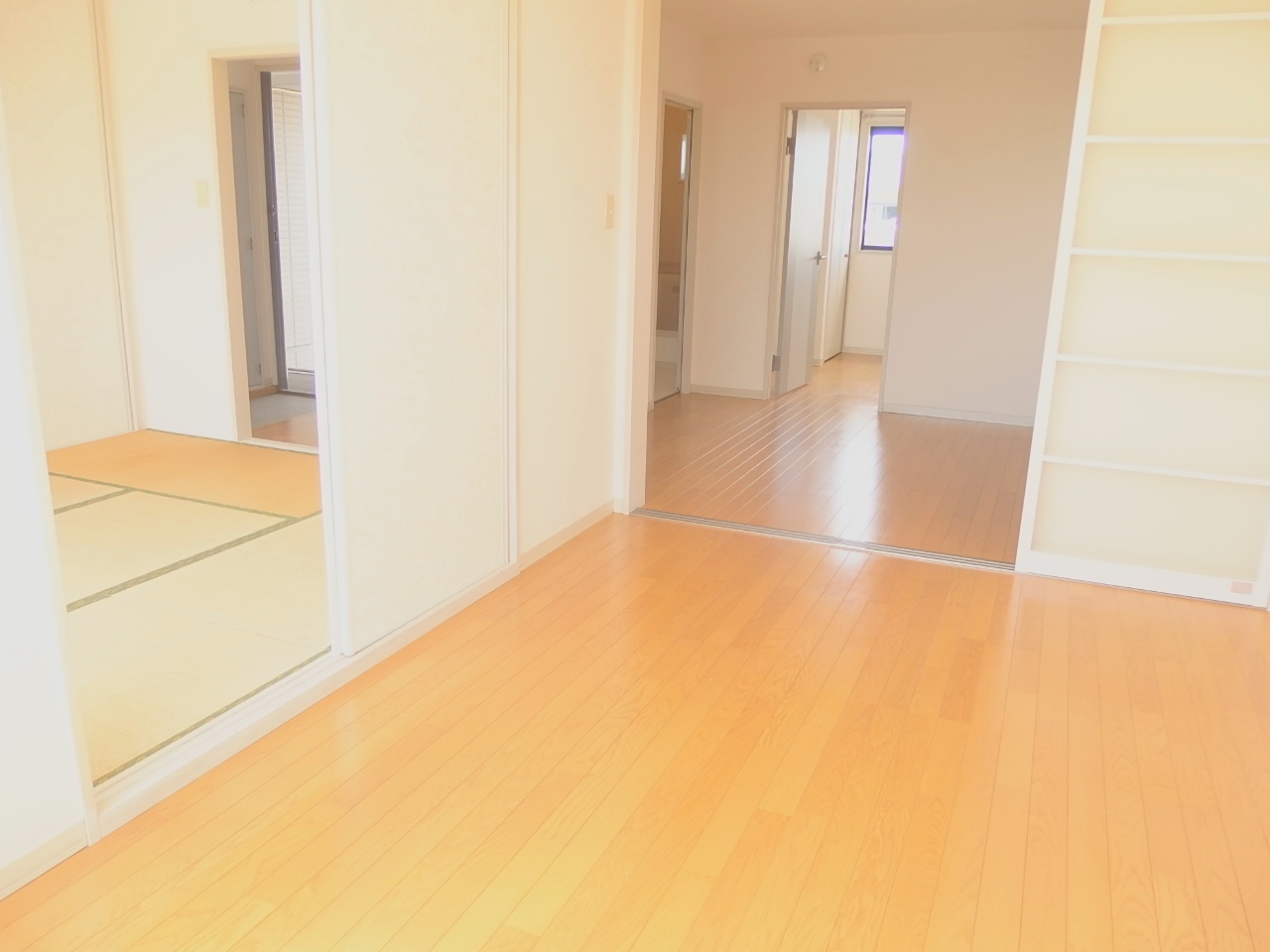 居室・リビング　リビング（6帖）→ＤＫ（5.9帖）→洋室（5.6帖）